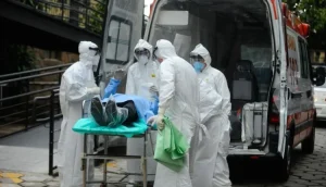 Angola reforçou o dispositivo nacional de preparação e resposta à Doença por Vírus Ébola (DVE), com a definição de medidas obrigatórias de vigilância sanitária nos aeroportos, portos marítimos e fronteiras terrestres, bem como a distribuição de responsabilidades por vários departamentos ministeriais para prevenir a entrada e a propagação da doença no país As novas regras constam do Decreto Executivo Conjunto n.º 8/26, de 26 de Agosto, aprovado pelos Ministérios do Interior, dos Transportes e da Saúde, que estabelece os procedimentos para a vigilância, identificação, gestão, encaminhamento e monitorização de passageiros suspeitos de Ébola nos pontos de entrada internacionais do país.