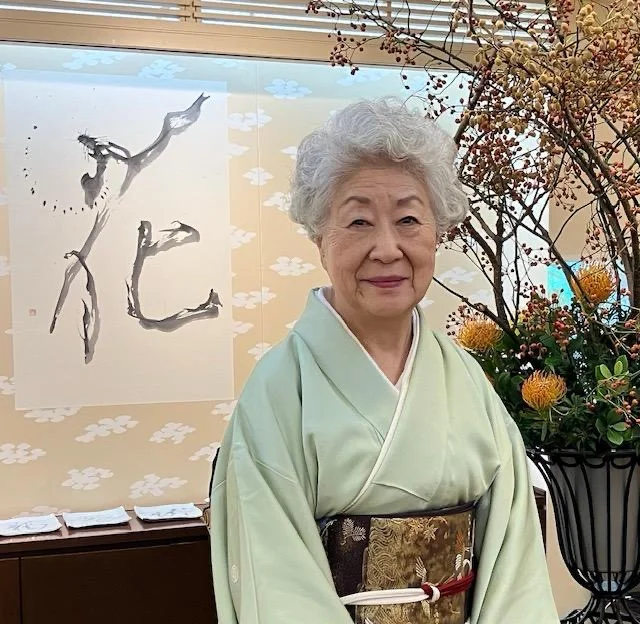Caligrafia tradicional japonesa de Mestra Ozawa Ransetsu chega a Luanda sob chancela da Galeria Mayamba.
