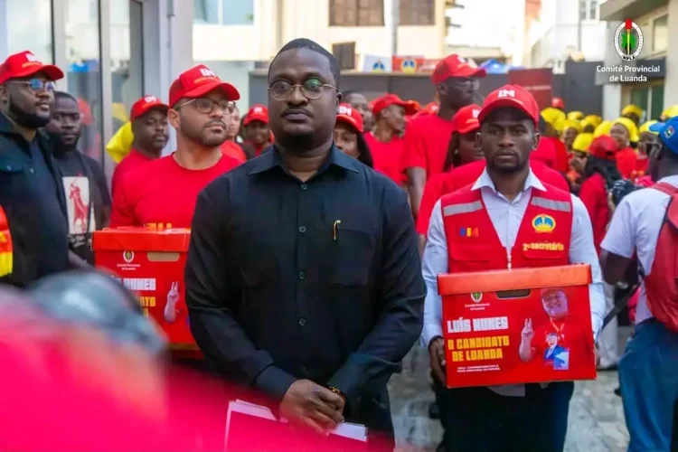 A candidatura de Luís Manuel da Fonseca Nunes ao cargo de primeiro secretário provincial do MPLA em Luanda foi formalizada na tarde desta Terça-feira, 4, na Sala 02 de Março do Comité Provincial do partido, no âmbito do processo interno para a eleição dos órgãos dirigentes. O processo de candidatura foi entregue pelo mandatário do candidato, Aguinaldo de Oliveira, à Subcomissão de Candidaturas, em conformidade com os procedimentos estabelecidos para o processo orgânico interno do MPLA. Militante do CAP n.º 44, no município da Ingombota, Luís Manuel da Fonseca Nunes passa, com este acto, a ter oficialmente formalizada a sua candidatura ao cargo de primeiro secretário provincial do MPLA em Luanda.