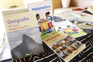 Mais de mil caixas de material escolar destinadas à distribuição gratuita apreendidas no Icolo e Bengo.