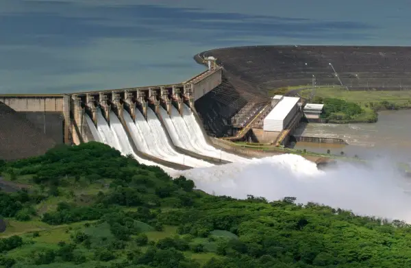 A construção das barragens de Ndue e Kalukuve concluídas.