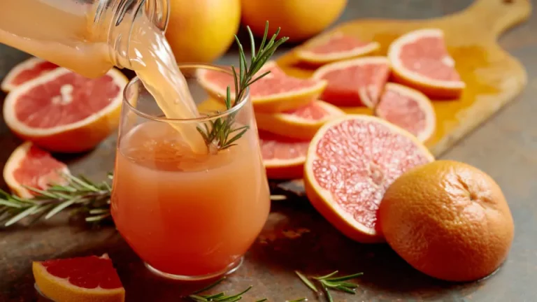 4. Sumo de toranja O sumo de toranja (assim como a própria fruta) interage com mais de 85 medicamentos, sendo que metade destas interações pode levar a efeitos colaterais perigosos. Bebidas a evitar, se tiver tensão Alta.
