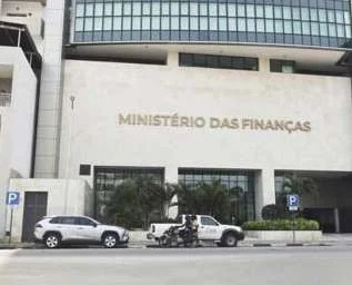 UIF obriga entidades a reforçar controlo contra branqueamento de capitais.