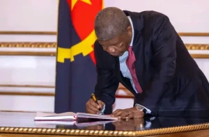 O Presidente da República, João Lourenço, conferiu posse, hoje, no Palácio Presidencial da Cidade Alta, em Luanda, aos três novos membros do Governo, recentemente nomeados para exercer funções na Administração do Estado. Durante a cerimónia, o Chefe de Estado