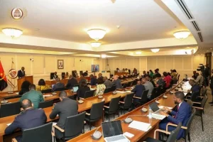 A Proposta de Lei da Cibersegurança foi aprovada, nesta sexta-feira, 7 de Agosto, na especialidade, pelas comissões especializadas da Assembleia Nacional, com 23 votos a favor, nenhum voto contra e 10 abstenções. A apreciação do diploma decorreu durante uma reunião conjunta coordenada pela Comissão de Defesa, Segurança, Ordem Interna, Antigos Combatentes e Veteranos da Pátria (2.ª CTE), que contou com a participação da Comissão dos Assuntos Constitucionais e Jurídicos (1.ª CTE) e da Comissão dos Direitos Humanos, Cidadania e Ambiente (10.ª CTE). Durante os trabalhos, os deputados analisaram o conteúdo da proposta e introduziram alterações ao documento, no âmbito do debate na especialidade. Segundo o relator do processo, o deputado Santiago Primeiro, o diploma passou a integrar diversas propostas de melhoria apresentadas pelos parlamentares, com o objectivo de aperfeiçoar o seu conteúdo.