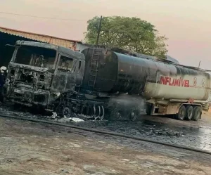 Curto-circuito provoca incêndio num camião-cisterna no Lubango