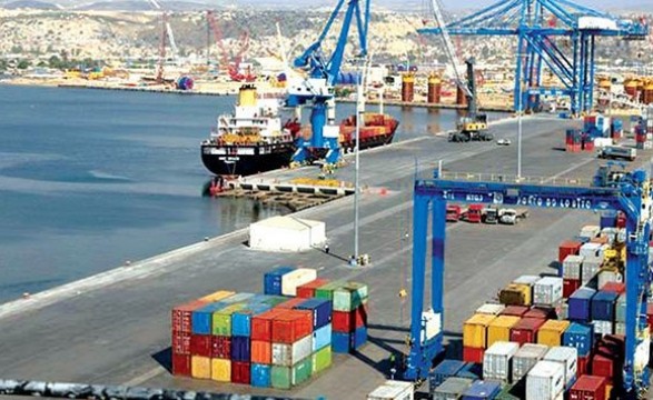 Guerra comercial EUA-China e impactos em Angola.