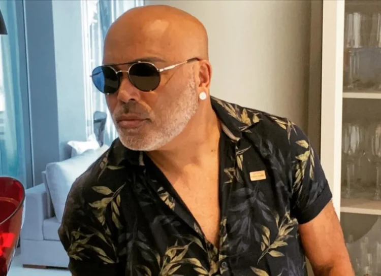 Cantor brasileiro Rick morre em queda de helicóptero.