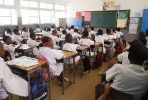 O SINPROF levantou a greve dos professores após ter chegado a um acordo com Governo sobre os pontos que constituíam empecilho durante as negociações. Apesar disso, o Sindicato Nacional dos Professores garante que a segunda fase da greve poderá se efectivar caso o Executivo não cumpra a sua parte Após cinco dias de paralisação (de 21 a 26), devido à greve imposta pelos professores em resposta ao não cumprimento dos pontos apresentados no caderno reivindicativo, os “homens do giz” regressam hoje ao trabalho, com as aulas a retomarem em toda a extensão do território nacional.