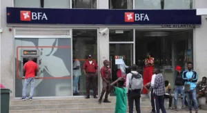Grupo Carrinho passa a deter acções em três bancos comerciais.