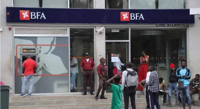 Grupo Carrinho passa a deter acções em três bancos comerciais.