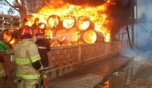 Incêndio destrói tubagens de plástico num estaleiro no Rangel