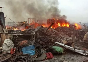 Fogo posto apontado como possível causa do incêndio que devastou mais de 700 bancadas no Mercado do Kikolo