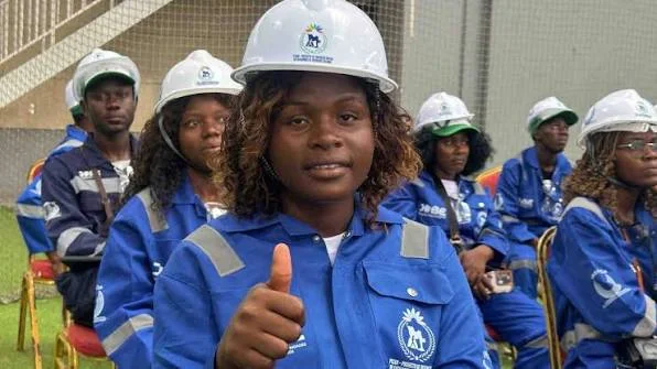 O Ministério da Administração Pública, Trabalho e Segurança Social (MAPTSS), através do Instituto Nacional de Emprego e Formação Profissional (INEFOP), inaugura, esta terça-feira, 13 de Outubro, às 9h00, o Pavilhão de Formação Profissional de Artes e Ofícios dos Ramiros, no município de Belas, em Luanda. De acordo com uma nota de imprensa a que OPAIS teve acesso, a cerimónia será presidida pela ministra da Administração Pública, Trabalho e Segurança Social, Teresa Rodrigues Dias, e contará com a presença do governador de Luanda, Luís Nunes, além de outros responsáveis do sector. Com capacidade para mil formandos por cada ciclo formativo, a nova infra-estrutura vai disponibilizar cursos em 11 especialidades, nomeadamente Informática, Construção Civil, Corte e Costura, Decoração, Culinária e Pastelaria, Mecânica Auto, Electricidade Predial e Industrial, Carpintaria, Marcenaria e Canalização. A entrada em funcionamento do pavilhão representa uma oportunidade para ampliar o acesso à formação profissional, promover a empregabilidade e impulsionar o desenvolvimento económico e social do município de Belas. Segundo a nota, esta é a primeira infra-estrutura do género naquela circunscrição, reforçando a aposta na qualificação técnica e profissional da população local.