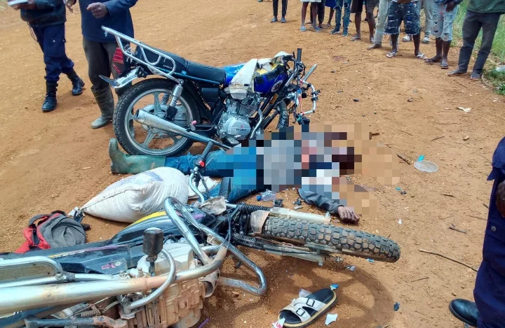 Um cidadão nacional, de 20 anos de idade, que exercia a profissão de moto-táxi, no município do Waku-Kungo, província do Cuanza-Sul, perdeu a vida recentemente, na sequência de um acidente rodoviário, caracterizado por embate frontal entre duas motorizadas. De acordo com a informação das autoridades locais, o facto ocorreu na estrada secundária, no troço que liga a Aldeia da Dunda à Comarca do Cassosso, no aludido município. Segundo a Unidade de Trânsito e Segurança Rodoviária da Lunda-Sul, o sinistro registou-se quando um cidadão que conduzia um motociclo de marca Baldex, de 50cc, de cor azul, que circulava no sentido Oeste-Este, por presumível excesso de velocidade, não conseguiu controlar o meio e embateu contra outro motociclo de marca LingKen, de 80cc, de cor preta. O embate resultou na morte imediata do condutor do motociclo LingKen, que, de acordo com as autoridades, não fazia uso de capacete de protecção, e ferimentos no condutor do motociclo Baldex.