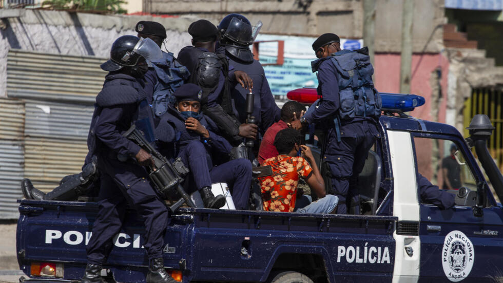 Angola registou mais de 29 mil ocorrências criminais em todo o território nacional, nos primeiros nove meses do ano.   A província de Luanda continua a liderar os índices de criminalidade no país, uma realidade que as autoridades atribuem, entre outros factores, ao crescimento demográfico da capital.   Os dados foram avançados, pelo director-geral do Serviço de Investigação Criminal, Luciano Tânio da Silva, durante a abertura do nono Conselho Consultivo Alargado da instituição, que decorre em Luanda