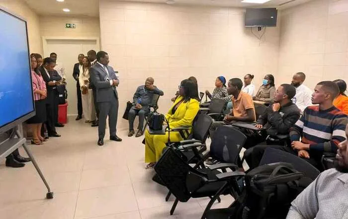 Angola deu início, nesta segunda-feira, 26, a uma formação especializada em Neurofisiologia Clínica, com o objectivo de reforçar a capacidade nacional de diagnóstico e monitorização de doenças neurológicas. Neste âmbito, o Complexo Hospitalar General Pedro Maria Tonha “Pedalé”, em Luanda, prevê começar a realizar novos exames neurológicos ainda esta semana. A formação, que decorre até 30 de Outubro, é promovida pelo Ministério da Saúde, através da Unidade de Implementação do Projecto de Formação de Recursos Humanos em Saúde (UIP-PFRHS), em articulação com o Instituto de Especialização em Saúde (IES), e conta com a participação de profissionais angolanos e especialistas brasileiros. O lançamento do curso foi orientado pela ministra da Saúde, Sílvia Paula Valentim Lutucuta, e contou com a presença de responsáveis das instituições envolvidas, entre os quais o coordenador e gestor técnico da UIP-PFRHS, Job Monteiro, e o director-geral do Hospital Pedalé, Albano Eugénio. Entre os procedimentos previstos estão o electroencefalograma (EEG), utilizado para avaliar a actividade eléctrica cerebral, a electroneuromiografia (ENMG), que permite estudar os nervos periféricos e os músculos, e os potenciais evocados visuais e auditivos. O programa inclui igualmente a monitorização neurofisiológica intra-operatória, técnica que permite acompanhar determinadas funções do sistema nervoso durante intervenções cirúrgicas, ajudando a identificar alterações que possam colocar em risco as funções neurológicas dos pacientes.