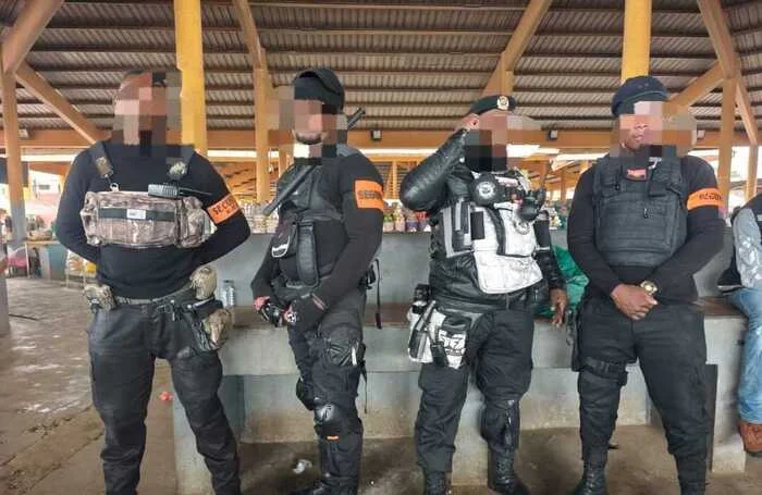 Detidos dois cidadãos por suspeita de uso indevido de acessórios de guerra em eventos.